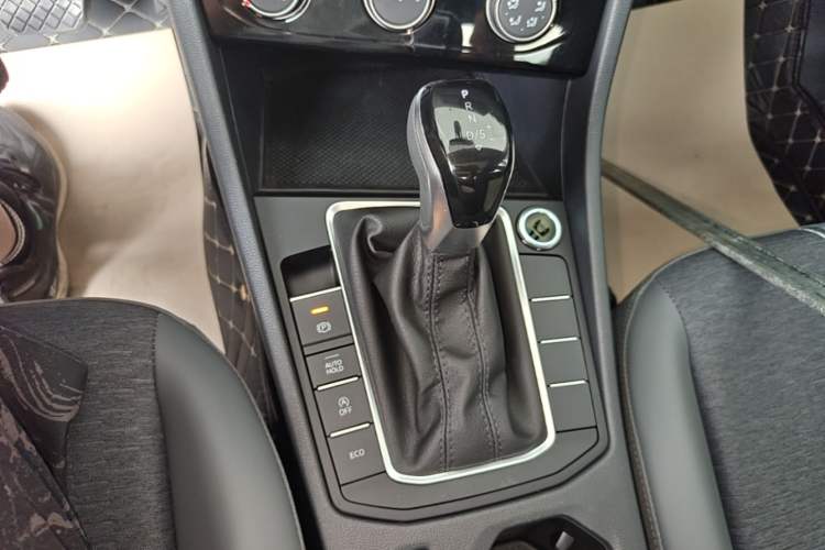 Used Volkswagen Sagitar 2025 200TSI DSG Flyover Edition Gear Lever