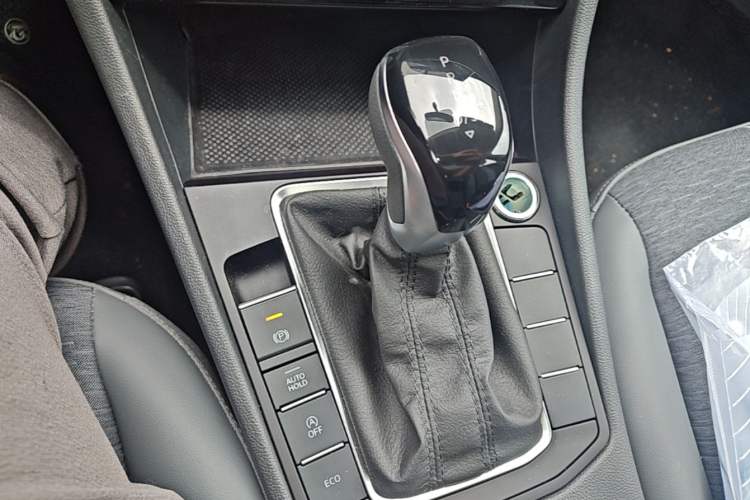 Used Volkswagen Sagitar 2025 200TSI DSG Flyover Edition Gear Lever