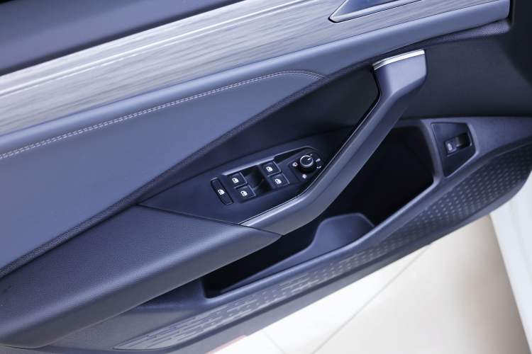 Used Volkswagen Sagitar 2025 Revised 300TSI DSG Excellence Edition Interior 2