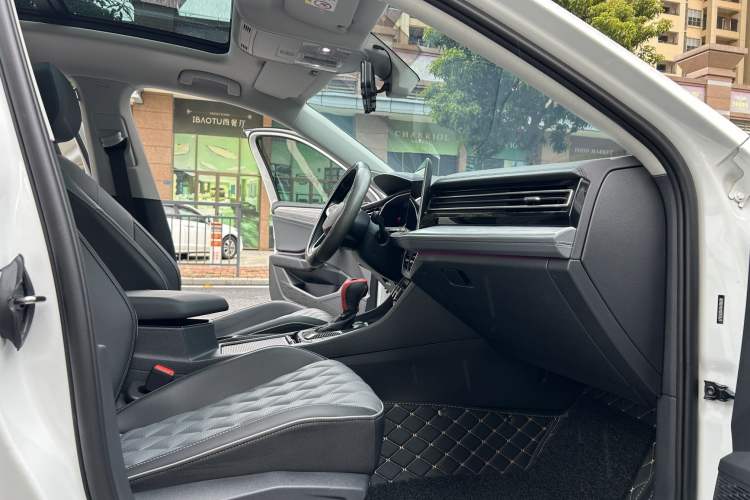 Used Volkswagen Sagitar 2025 300TSI DSG Excellence Edition Interior 5