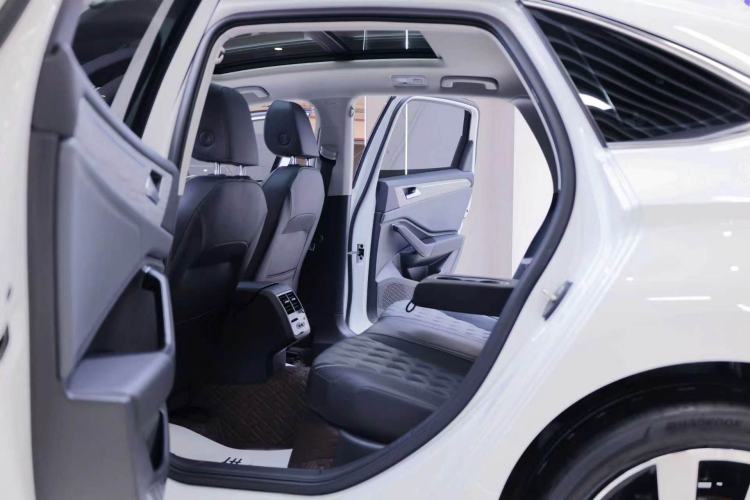 Used Volkswagen Sagitar 2025 Revised 300TSI DSG Excellence Edition Interior 9