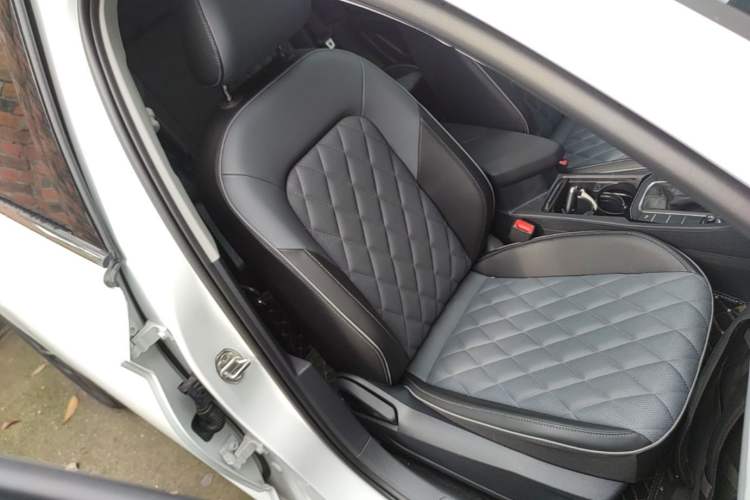 Used Volkswagen Sagitar 2025 Revised 300TSI DSG Excellence Edition Right Front Seat