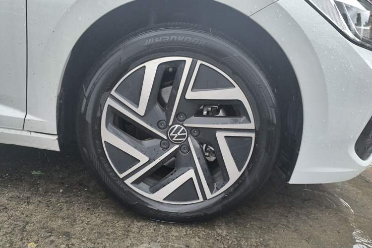 Used Volkswagen Sagitar 2025 Revised 300TSI DSG Excellence Edition Right Front Wheel Hub