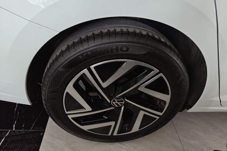 Used Volkswagen Sagitar 2025 300TSI DSG Excellence Edition Right Rear Wheel Hub