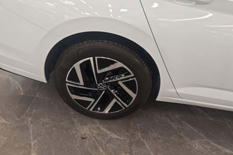Used Volkswagen Sagitar 2025 Facelifted 300TSI DSG Flyover Edition Right Rear Wheel Hub
