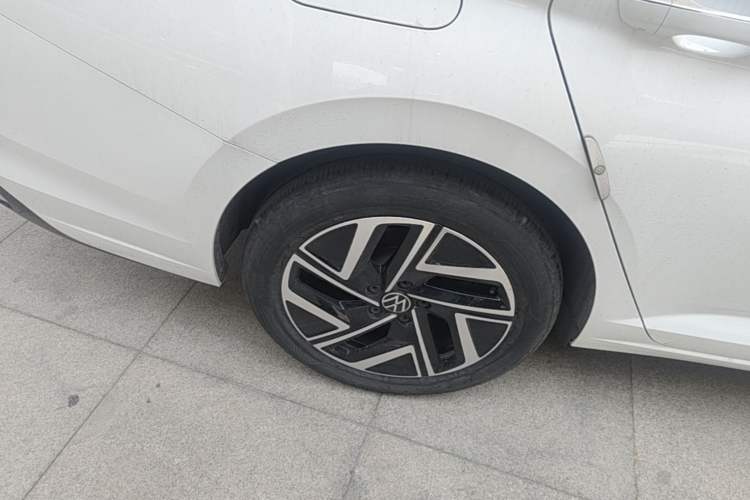 Used Volkswagen Sagitar 2025 300TSI DSG Excellence Edition Right Rear Wheel Hub