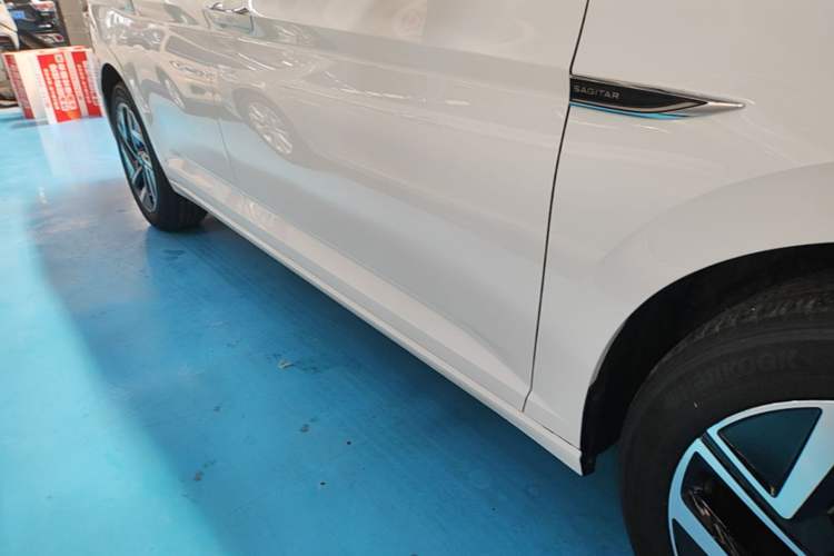 Used Volkswagen Sagitar 2025 Revised 300TSI DSG Excellence Edition Right Side Sill