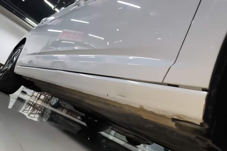 Used Volkswagen Sagitar 2025 300TSI DSG Excellence Edition Right Side Sill