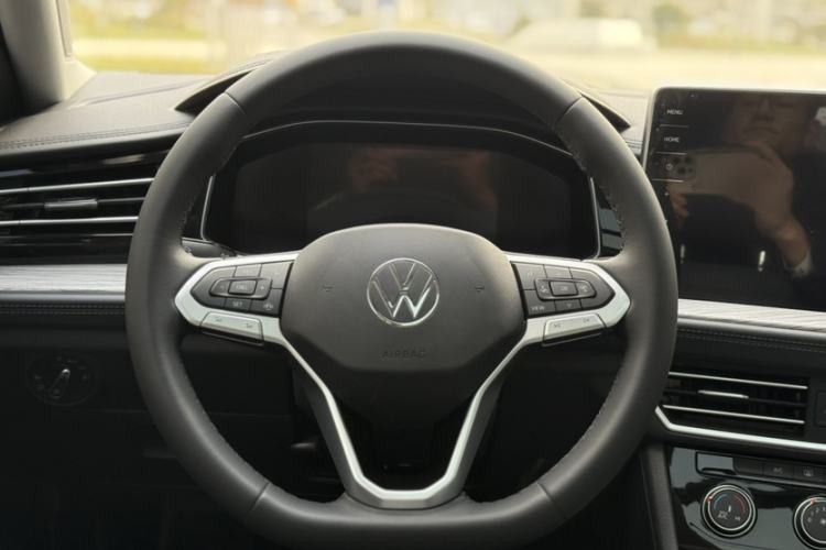 Used Volkswagen Sagitar 2025 Revised 300TSI DSG Excellence Edition Steering Wheel