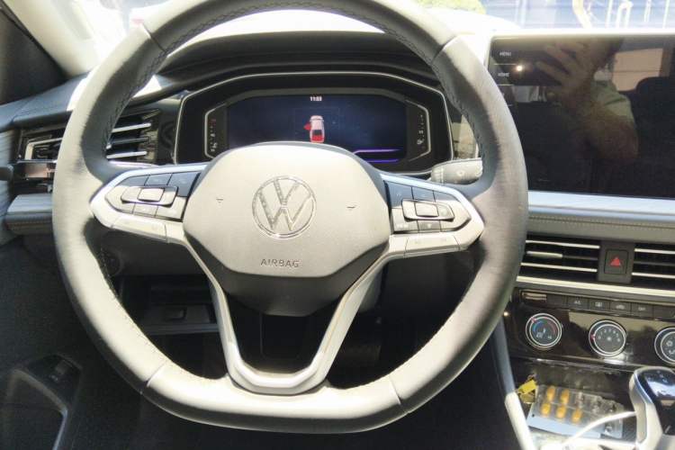 Used Volkswagen Sagitar 2025 Revised 300TSI DSG Excellence Edition Steering Wheel