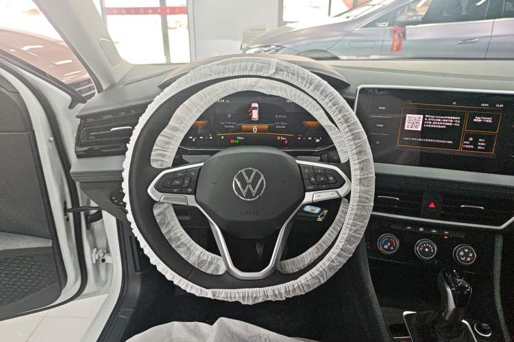 Used Volkswagen Sagitar 2025 Facelift 200TSI DSG Flyover Edition Steering Wheel