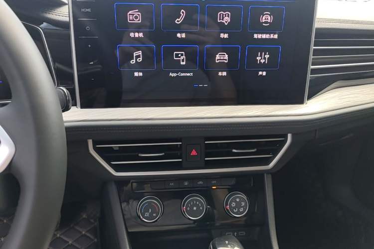 Used Volkswagen Sagitar 2025 300TSI DSG Excellence Edition Audio And AC Panel