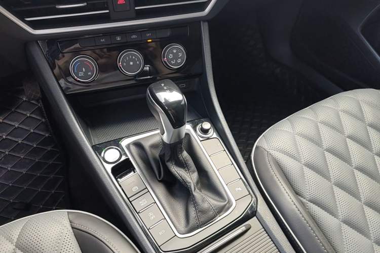 Used Volkswagen Sagitar 2025 300TSI DSG Excellence Edition Gear Lever