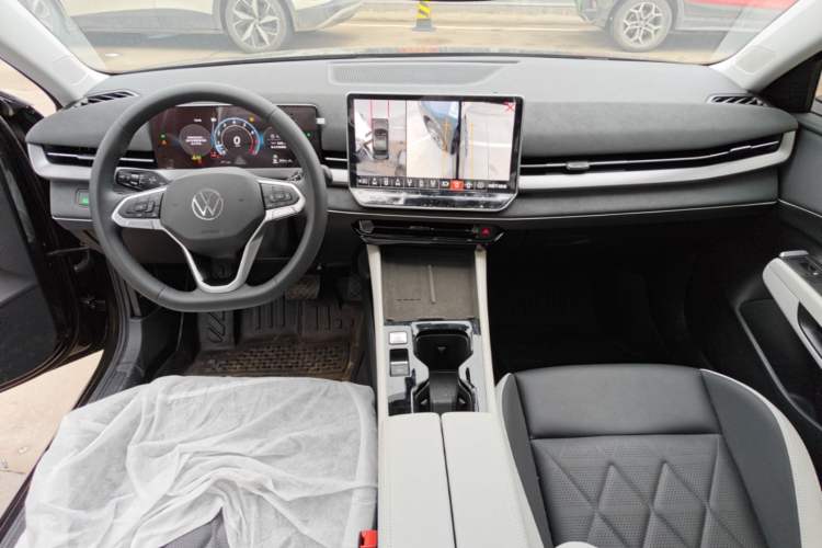 Used Volkswagen Sagitar 2026 Model L 300TSI DSG Elite Version Center Console