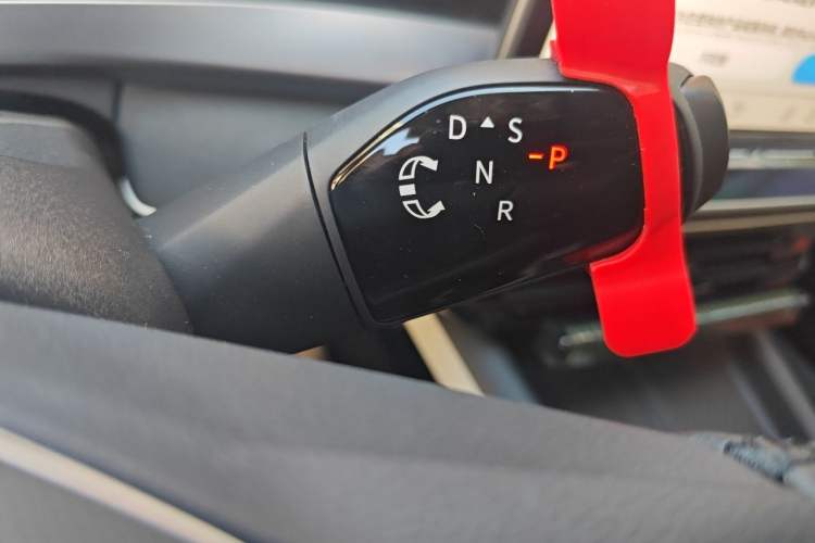 Used Volkswagen Sagitar 2026 Model L 300TSI DSG Elite Version Gear Lever