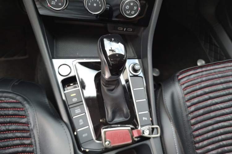 Used Volkswagen Sagitar 2026 Model 30 Million Units Selected 300TSI DSG Surpassing Edition Gear Lever