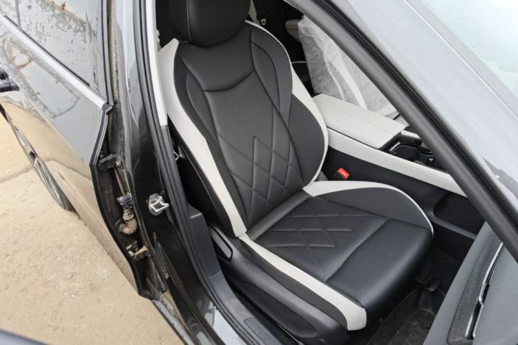 Used Volkswagen Sagitar 2026 Model L 300TSI DSG Elite Version Right Front Seat