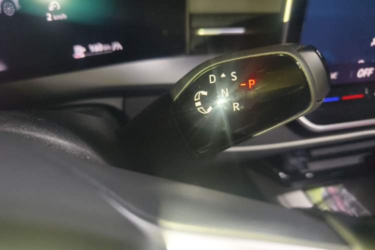 Used Volkswagen Sagitar 2026 Model L 300TSI DSG Elite Version Gear Lever