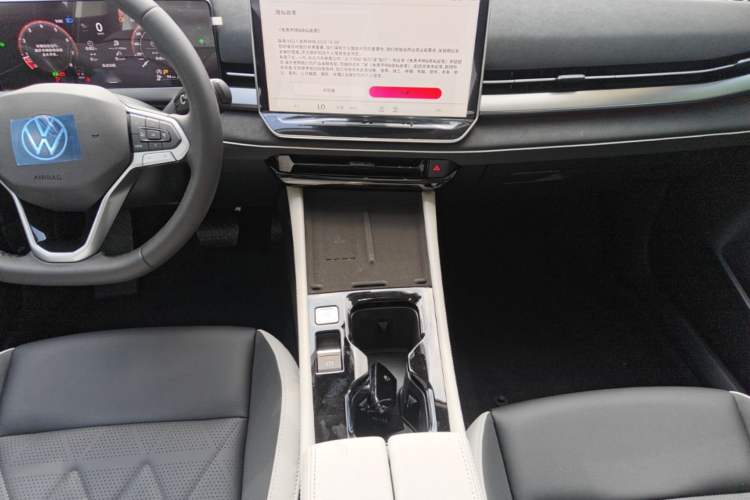 Used Volkswagen Sagitar 2026 Model L 300TSI DSG Elite Version Audio And AC Panel