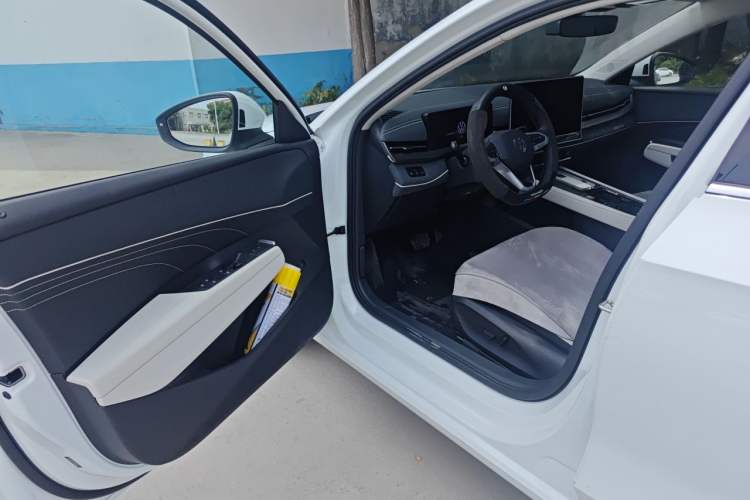 Used Volkswagen Sagitar 2026 Model L 300TSI DSG Luxury Version Driver Seat