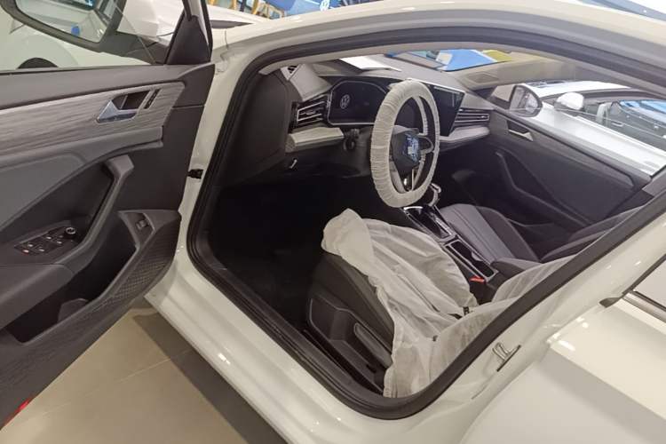 Used Volkswagen Sagitar 2026 Model 30 Million Units Selected 300TSI DSG Surpassing Edition Driver Seat