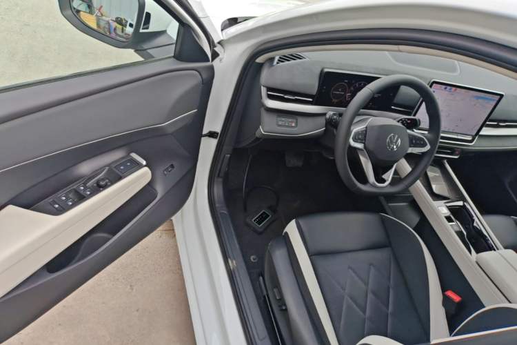 Used Volkswagen Sagitar 2026 Model L 300TSI DSG Elite Version Driver Seat