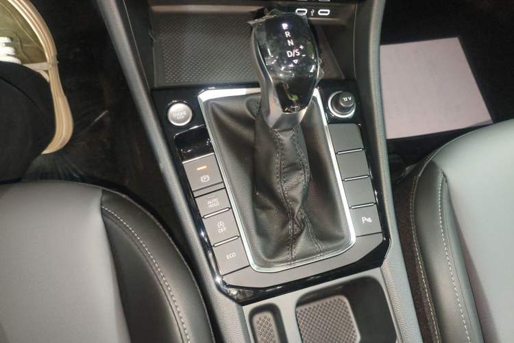 Used Volkswagen Sagitar 2026 Model 30 Million Units Selected 300TSI DSG Surpassing Edition Gear Lever