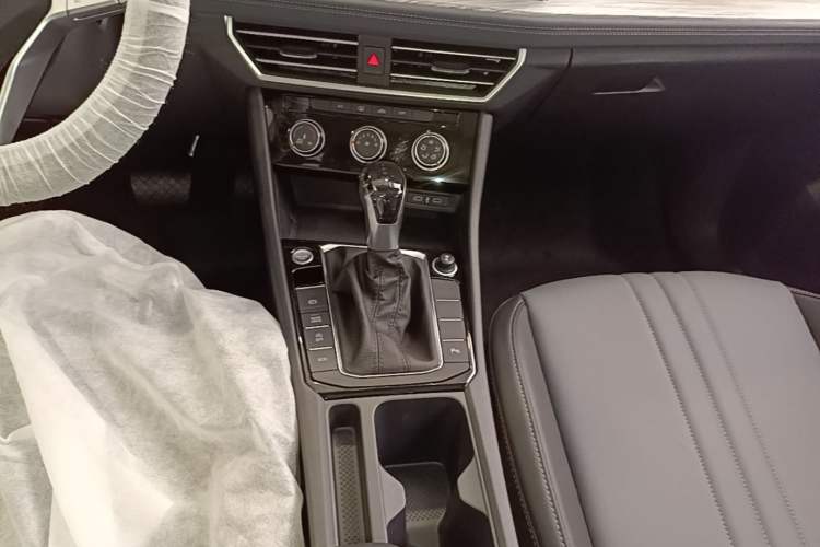 Used Volkswagen Sagitar 2026 Model 30 Million Units Selected 300TSI DSG Surpassing Edition Gear Lever