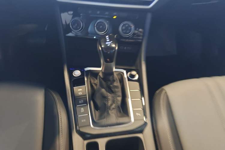 Used Volkswagen Sagitar 2026 Model 30 Million Units Selected 300TSI DSG Surpassing Edition Gear Lever