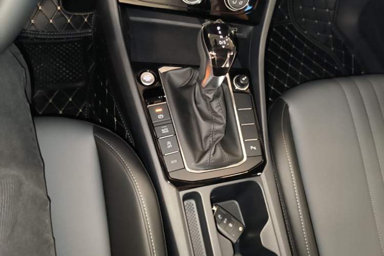 Used Volkswagen Sagitar 2026 Model 30 Million Units Selected 300TSI DSG Surpassing Edition Gear Lever