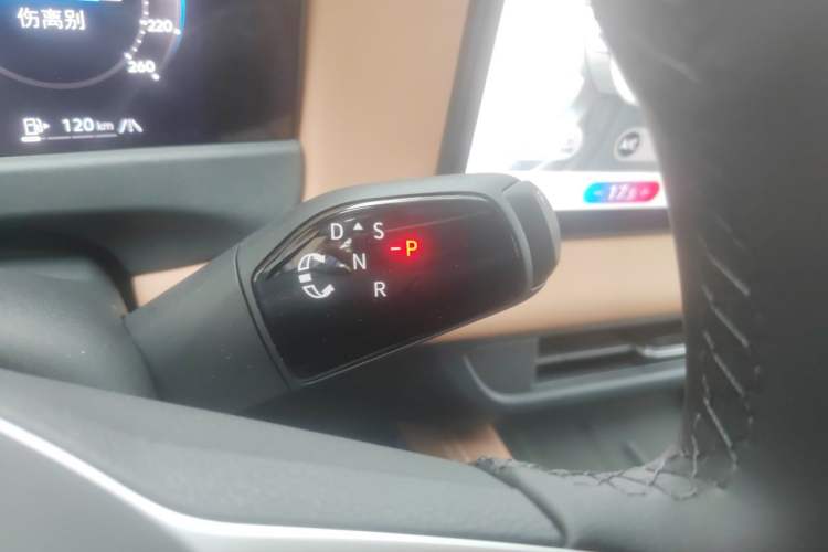 Used Volkswagen Sagitar 2026 S 300TSI Luxury Edition Gear Lever