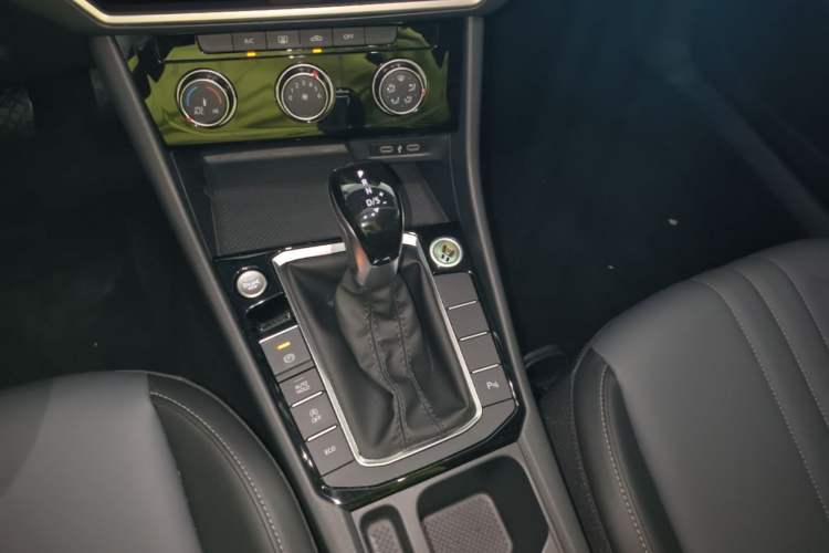 Used Volkswagen Sagitar 2026 Model 30 Million Units Selected 300TSI DSG Surpassing Edition Gear Lever