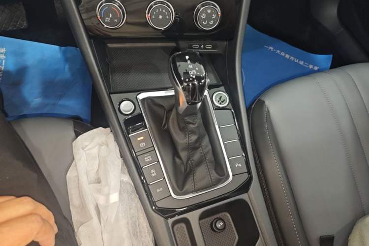 Used Volkswagen Sagitar 2026 Model 30 Million Units Selected 300TSI DSG Surpassing Edition Gear Lever