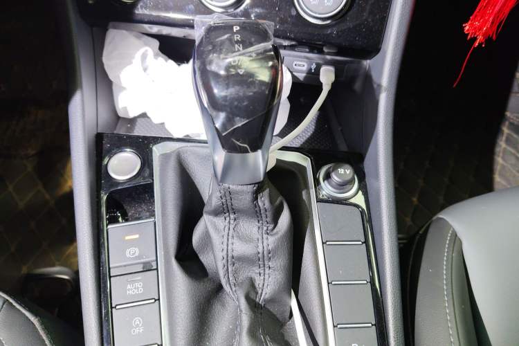 Used Volkswagen Sagitar 2026 Model 30 Million Units Selected 300TSI DSG Surpassing Edition Gear Lever