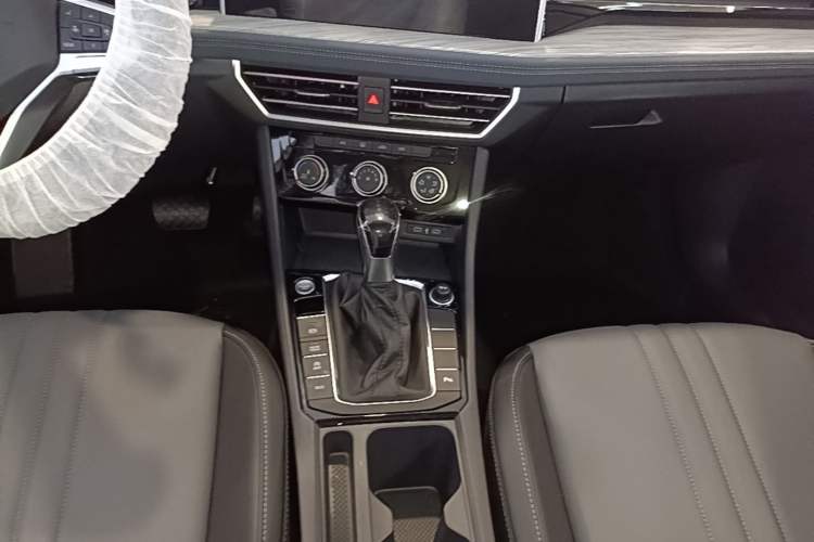 Used Volkswagen Sagitar 2026 Model 30 Million Units Selected 300TSI DSG Surpassing Edition Gear Lever