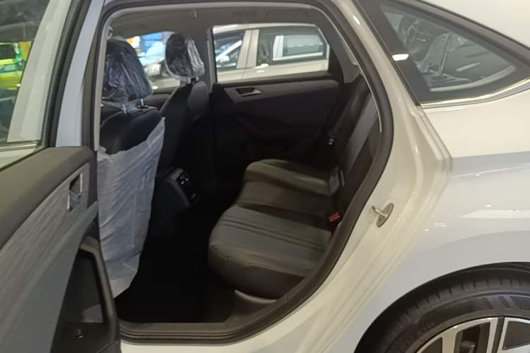 Used Volkswagen Sagitar 2026 Model 30 Million Units Selected 300TSI DSG Surpassing Edition Left Rear Seat