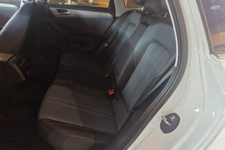 Used Volkswagen Sagitar 2026 Model 30 Million Units Selected 300TSI DSG Surpassing Edition Left Rear Seat