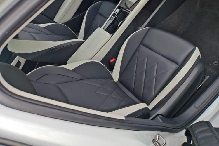 Used Volkswagen Sagitar 2026 Model L 300TSI DSG Elite Version Right Front Seat
