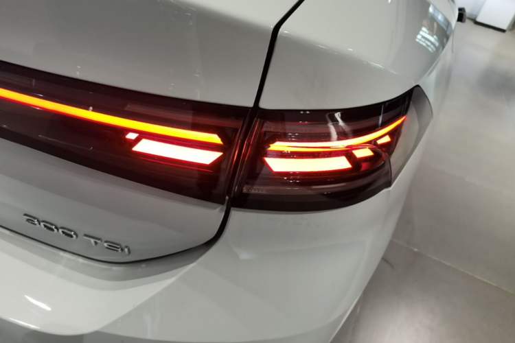Used Volkswagen Sagitar 2026 Model L 300TSI DSG Luxury Version Right Rear Taillight