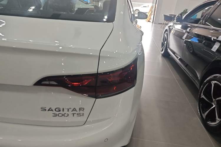 Used Volkswagen Sagitar 2026 Model 30 Million Units Selected 300TSI DSG Surpassing Edition Right Rear Taillight