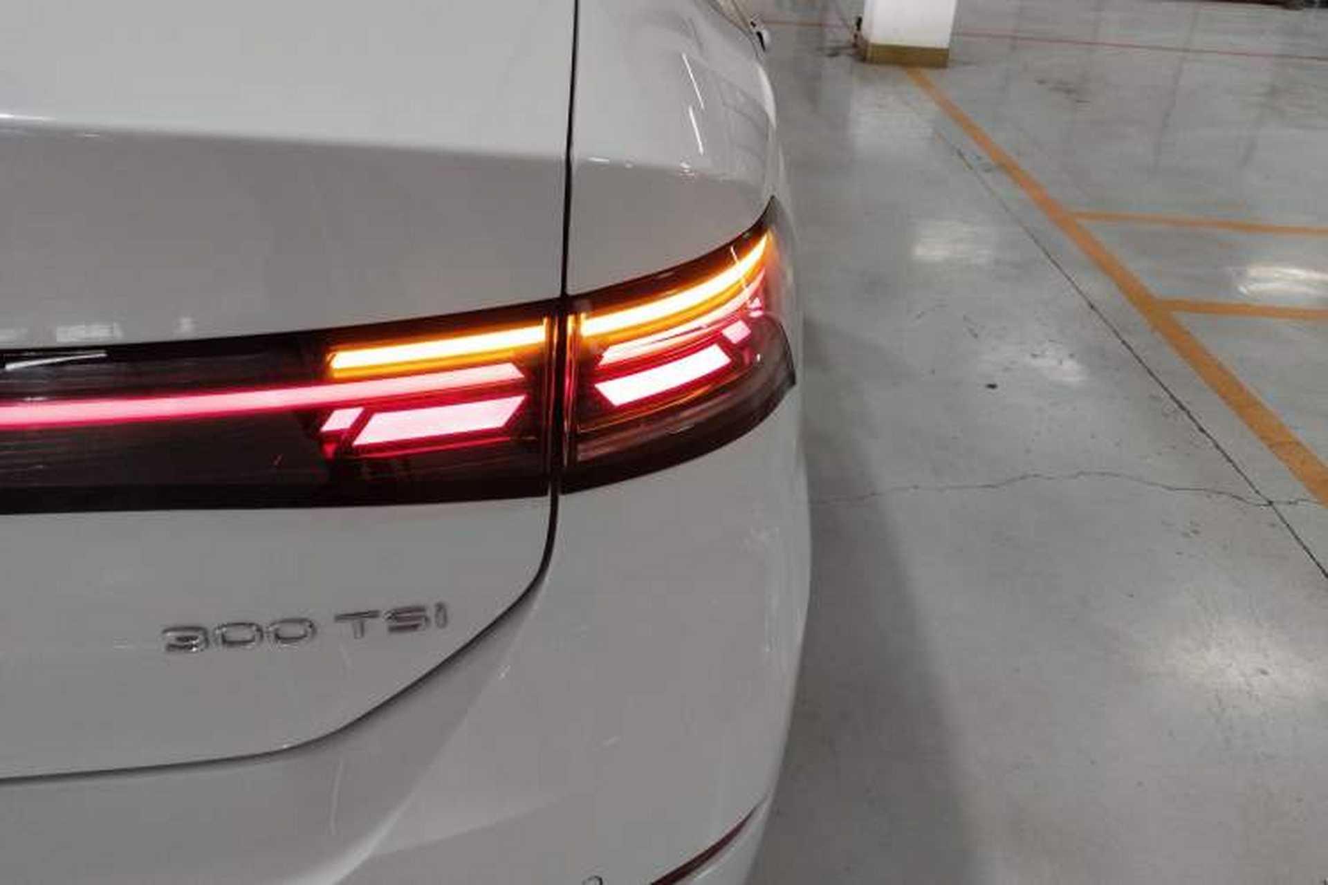 Used Volkswagen Sagitar 2026 Model L 300TSI DSG Elite Version Right Rear Taillight
