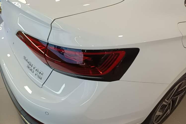 Used Volkswagen Sagitar 2026 Model 30 Million Units Selected 300TSI DSG Surpassing Edition Right Rear Taillight