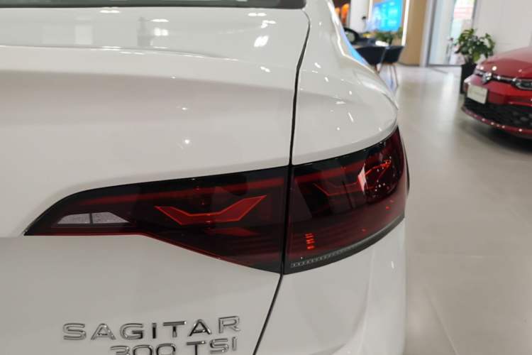 Used Volkswagen Sagitar 2026 Model 30 Million Units Selected 300TSI DSG Surpassing Edition Right Rear Taillight