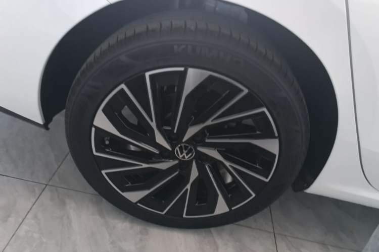 Used Volkswagen Sagitar 2026 Model L 300TSI DSG Elite Version Right Rear Wheel Hub