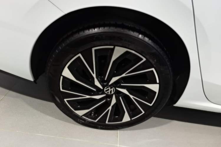 Used Volkswagen Sagitar 2026 Model L 300TSI DSG Luxury Version Right Rear Wheel Hub