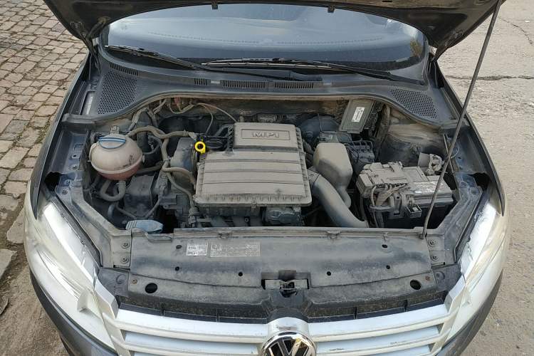 Used Volkswagen Santana 2013 1.6L Manual Fashion Edition Engine Bay