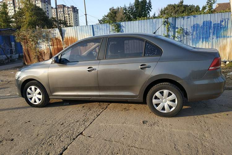 Used Volkswagen Santana 2013 1.6L Manual Fashion Edition Exterior 3