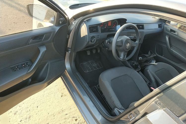 Used Volkswagen Santana 2013 1.6L Manual Fashion Edition Interior 3
