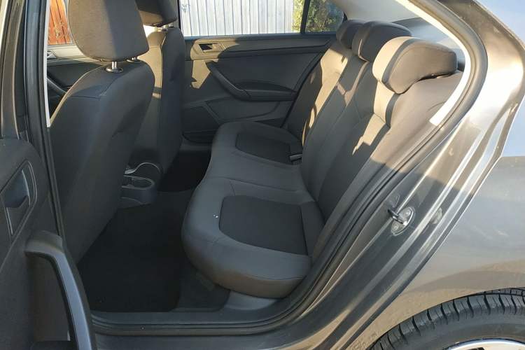 Used Volkswagen Santana 2013 1.6L Manual Fashion Edition Interior 4