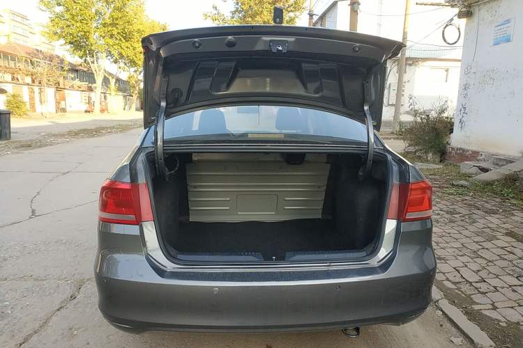 Used Volkswagen Santana 2013 1.6L Manual Fashion Edition Trunk